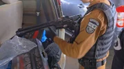 Polizist mit Gewehr