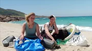 Isabel und Anali betrachten sich als moderne Strandpiratinnen. Sie sammeln Plastikm&uuml;ll, den sie zu Kunstwerken verarbeiten.
