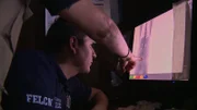 Polizisten kontrollieren ein Röntgenbild