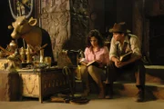 Im Bild: Dr. Azelia Barakat (Leonor Varela, l.), Danny Freemont (Casper Van Dien, r.)