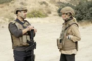 Ahnen noch nicht, dass sie sich in Afghanistan auf einen gefährlichen Einsatz begeben haben: Jack (Maria Bello, r.) Torres (Wilmer Valderrama, l.) ...
