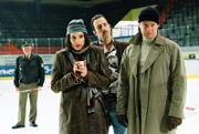 Nina (Elena Uhlig, l.), Leo (Henning Baum, r.) und Wacker (Jannis Spengler, M.) treffen am Tatort ein. Rick Römer, ein Eishockeyspieler, wurde erschlagen im Stadion aufgefunden.