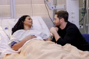 Dr. Helen Sharpe (Freema Agyeman) und Dr. Max Goodwin (Ryan Eggold) Die Verwendung des sendungsbezogenen Materials ist nur mit dem Hinweis und Verlinkung auf RTL+ gestattet.