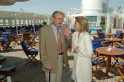 Herbert Albrecht macht seiner Frau Helen schwere Vorwürfe und wendet sich von ihr ab. (Dietrich Mattausch, Franziska Stavjanik)