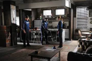 Als Beckett (Stana Katic, r.)  und Castle (Nathan Fillion, l.) einen Bombenleger festnehmen wollen, gerät die Beamtin in Lebensgefahr: In der Wohnung des Attentäters aktiviert sie versehentlich einen Sprengsatz, als sie auf einen versteckten Auslöser tritt. Kann Captain Frank Mahoney (Allan Louis, M.) die Bombe entschärfen?