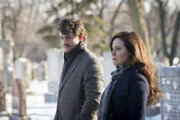 Wird es Will (Hugh Dancy, l.) gelingen, Alana (Caroline Dhavernas, r.) zu manipulieren?