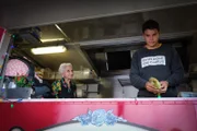 Bernardita (Claudia de Giusti, l.); Santiago "Santi" Hernandez (Carlos Sanson Jr., r.)