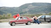 Jeremy Clarkson in Zastava Yugo Skala 101, Richard Hammond (l.) und James May schieben.