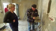 Opa Manfred hilft Andrea beim Verputzen der Wände.