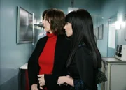 Beth Gordon (Anne Archer, l.) holt ihre Tochter Melinda Gordon (Jennifer Love Hewitt, r.) aus dem Krankenhaus ab.