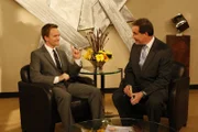 Jeder ist auf seine Weise nervös, einer kaut Nägel, andere zucken mit dem Fuß, und mancher stellt sich vor, er würde von Sportreporter Jim Nantz (Jim Nantz, r.) interviewt. Barney (Neil Patrick Harris, l.) gehört zu den letzteren ...