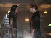 Clarice (Jamie Chung, l.); Dreamer (Elena Satine, r.)