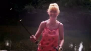 Als Paulines Tochter Dee eines Tages erneut überraschend vor der Tür steht, nimmt Pauline sie wieder bei sich auf. Dee wird ein wichtiger Teil der Familie und arbeitet mit den anderen zusammen auf der Ranch. Bob nahm sie des Öfteren mit, wenn er als Fernfahrer unterwegs war. Später soll sich herausstellen, dass sich die Beiden auf ihren gemeinsamen Reisen näher kamen und eine Affäre begonnen.