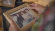 Frau hält ein Foto