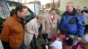 John Kosmalla (li.) und Eva Brenner (2.v.li.) verabschieden Petra und Peter und deren Drillinge in die Ferien