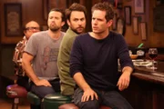 (v.l.n.r.) Frank Reynolds (Danny DeVito); Mac (Rob McElhenney); Charlie Kelly (Charlie Day); Dennis Reynolds (Glenn Howerton)
