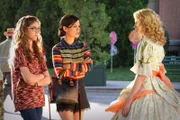 Nach und nach wird Rose (McKaley Miller, l.) und Magnolia (Claudia Lee, r.) klar, dass ihren Coaches Zoe (Rachel Bilson, M.) und Lemon mehr an dem Sieg ihrer Schützlinge beim Schönheitswettbewerb liegt, als ihnen selber ...
