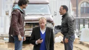 Ben (Tom Beck, l.) und Semir (Erdogan Atalay, r.) glauben, dass der Anschlag ihnen galt. Sie wollen Markwart (Ludger Pistor) zurück in seine Praxis bringen.