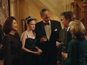 Die Großeltern Emily (Kelly Bishop, l.) und Richard (Edward Herrmann, 3.v.l.) sind der Meinung, dass Dean nicht der richtige für ihre Enkelin ist. Deswegen veranstalten sie eine Party, um Rory (Alexis Bledel, 2.v.l.) die ganzen reichen Söhne ihrer Freunde vorzustellen ...