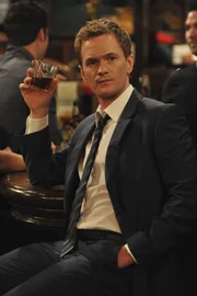 Stellt sich der großen Herausforderung, innerhalb einer Woche jeden Abend eine Frau aufzureißen: Barney (Neil Patrick Harris) ...