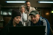 Die Detektive versuchen, Leos Unschuld zu beweisen. Vorne: Meryl Marty als Agotha Bayani und Dardan Sadik als Milan Gjokaj; Hinten: Esther Gemsch als Doro Iselin, Martin Rapold als Roger Hasenfratz.