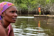 Tauchen ist Teamwork: Marie und ihre Freundinnen gehen stets gemeinsam raus in den Fluss – mit mindestens zwei Pirogen. Männer lassen sich hier nur selten blicken.