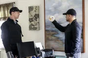 NCIS Special Agent Timothy McGee (Sean Murray, l.) und Nick Torres (Wilmer Valderrama, r.) bei der Spurensicherung. Werden sie hier den entscheidenden Hinweis entdecken?