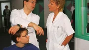 Mit Hilfe eines jungen Patienten versucht Dr. Hauser Nikolas Herz zu erobern.