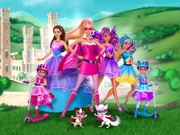 Nachdem Kara (Mi.) von einem Schmetterling geküsst wurde, verfügt sie über unglaubliche Superkräfte. Gemeinsam mit ihren Freundinnen und ihrer Cousine kämpft Kara als Super-Sparkle gegen das Böse.