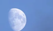 Ein Zunehmender-Dreiviertelmond bedeutet, dass die Gezeiten bald, mit dem Vollmond, am stärksten sein werden.