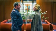 Blum (Anna Maria Mühe) beschwert sich bei Danzenberger (Robert Palfrader), dass die Polizei nicht stark genug nach dem Unfallfahrzeug sucht.
