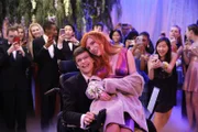 JJ DiMeo (Micah Fowler, l.); Cassidy (Bella Thorne, r.)