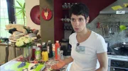 Künstlerin Barbara (46) hat einen Herzenswunsch: Sie will endlich Ruhe bei der Arbeit. Denn aus Platznot muss die kreative Künstlerin ihre Bilder in der Küche malen, umzingelt vom Alltagstrubel ihrer Rasselbande. Künstlerische Selbstverwirklichung scheint unter diesen turbulenten Bedingungen unmöglich.