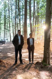 Armand Gamache (Alfred Molina, l.); Isabelle Lacoste (Elle-Máijá Tailfeather, r.)