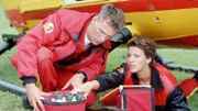Ralf Staller (Wolfgang Krewe) und Biggi Schwerin (Sabine Petzl) versuchen die Mine, auf der der Medicopter gelandet ist, mit Gewichten zu beschweren, um gefahrlos abheben zu können