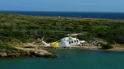 Der AW-139-Hubschrauber fliegt über das Wasser.