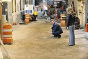 Ein besonders großer Fußabdruck neben einer Leiche gibt Castle (Nathan Fillion, l.) und Beckett (Stana Katic, r.) Rätsel auf ...