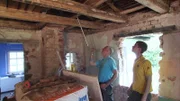Zunächst läuft die Sanierung des Häuschens nach Plan, bis Ehemann Stephan (li.) eine beunruhigende Entdeckung macht: der Holzwurm hat den Dachstuhl nahezu aufgefressen.