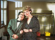 Ilse (Christiane Reiff) und Gregor (Santiago Ziesmer) lächeln für die Illustrierte. Sie haben beschlossen, von ganz vorne anzufangen.