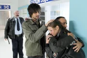 Ben (Tom Beck, 2.v.l.) und Semir (Erdogan Atalay, r.) kümmern sich gerade um ihre Kollegin Jenny (Katrin Heß), deren Bruder Patrick nach dem Angriff der Verbrecher im Koma liegt, als Herzberger (Dietmar Huhn) auftaucht.