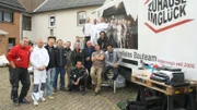 Eva und John mit dem Handwerkerteam
