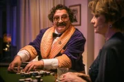 Ein spielsüchtiger Mafiosi versucht, Doro auszunehmen: Heiko Pinkowski als Karlo Kovac, Esther Gemsch als Doro Iselin.