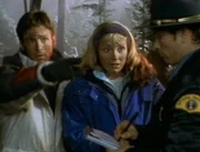 Jackie (Tristin Leffler) und Mark (Dale Johnson, li.) erzählen dem Officer (Jason Simpson?) ihre Geschichte, als Mark den Mann mit der gelben Weste wieder sieht...