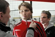 Kleist (Werner Daehn, li.) und Warschinski (Norman Schenk, re.) setzen Patrick (Raul Richter) massiv unter Druck.