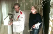 Ute und Thorsten beim Fliesenlegen in ihrem Traumhaus.