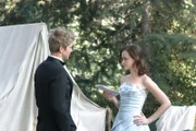 Für Informationen über die "Live And Death Briadge" lässt sich Rory (Alexis Bledel, r.) auf ein außergewöhnliches Fest mit Logan (Matt Czuchry, l.) ein. Dass sie hierfür sogar Dean versetzt, erfreut diesen gar nicht ...