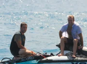 Der eigentlich zum Entspannen gedachte Angelausflug von Steve (Alex O'Loughlin, l.) und Danny (Scott Caan, r.) nimmt eine schreckliche Wendung, als ihr Boot gekidnappt wird und sie zum Sterben auf hoher See ausgesetzt werden ...