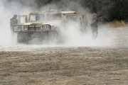 Das NCIS-Team möchte Senator Phillips nach einem persönlichen Schicksalsschlag sicher von Afghanistan zurück in die USA eskortieren, doch dann gerät sein Humvee in eine Sprengfalle ...