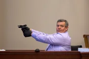 Shayna Hubers, die 2012 wegen der Ermordung ihres Freundes verurteilt wurde, erhält nach einem Problem mit einem Geschworenen eine Wiederaufnahme des Verfahrens. Der Polizeibeamte Dave Fornash aus Highland Heights zeigt die Waffe, mit der Shayna Hubers, 27, am 12. Oktober 2012 Ryan Posten, 29, in seiner Wohnung in Highland Heights mit sechs Schüssen tötete. Fornash war der verantwortliche Beamte am Tatort. Bei der Waffe handelt es sich um eine Sig Sauer .380 Pistole. Hubers wurde im ersten Prozess des Mordes für schuldig befunden und zu 40 Jahren Gefängnis verurteilt, aber es wurde ihr eine Wiederaufnahme des Verfahrens gewährt, nachdem ihr Anwalt herausgefunden hatte, dass ein Geschworener im ersten Prozess bereits wegen eines Verbrechens verurteilt worden war. Den Vorsitz hat Campbell County Richter Daniel Zalla inne.