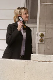 Laut einem anonymen Anrufer soll unter diesem Haus eine Leiche vergraben sein. Det. Lilly Rush (Kathryn Morris) geht der Sache auf den Grund ...